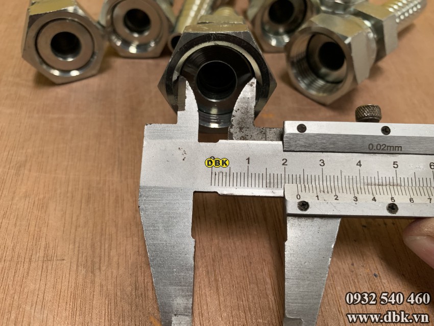 Dau Cut Thang 2 Giac 5 8 Inch R12 S32 Htc